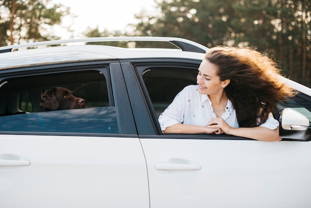 Foto gratuita perro negro grande en coche