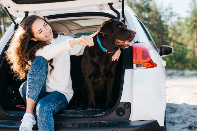 Foto gratuita perro negro grande en coche