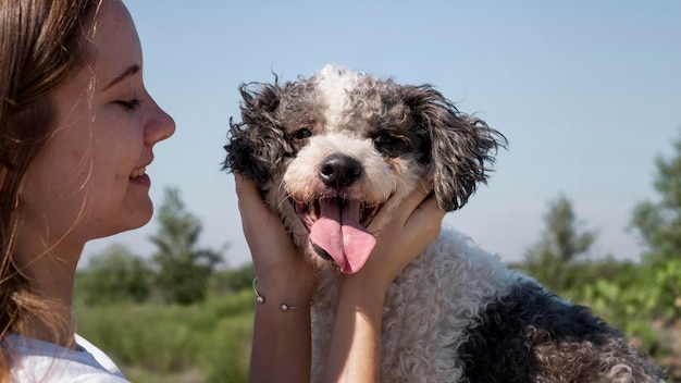 Perro y niña sonriente de primer plano