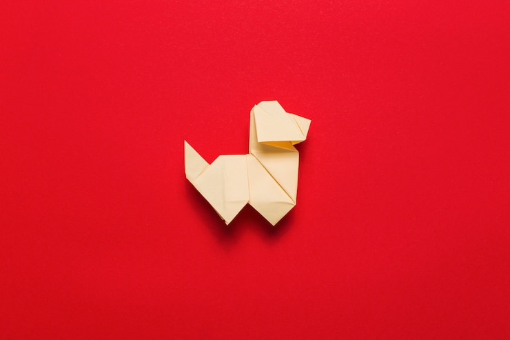 Foto gratuito perro de origami en rojo
