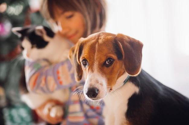 El perro sentado cerca de la niña