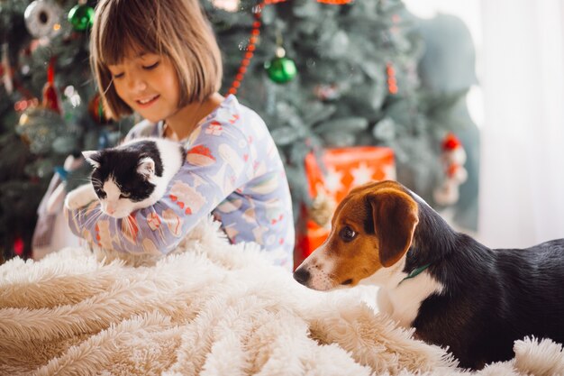 El perro sentado cerca de la niña