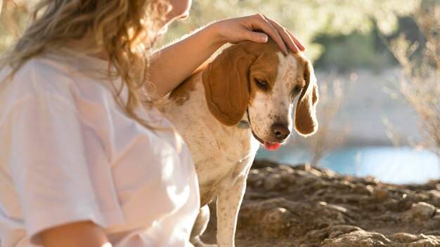 Perro y su dueño en la naturaleza.