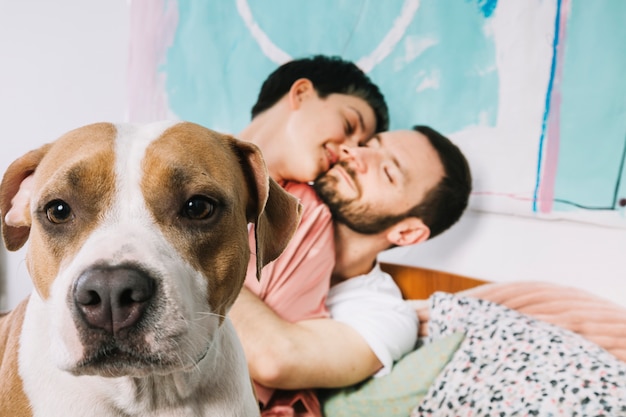 Foto gratuita perro con sus dueños durante la mañána