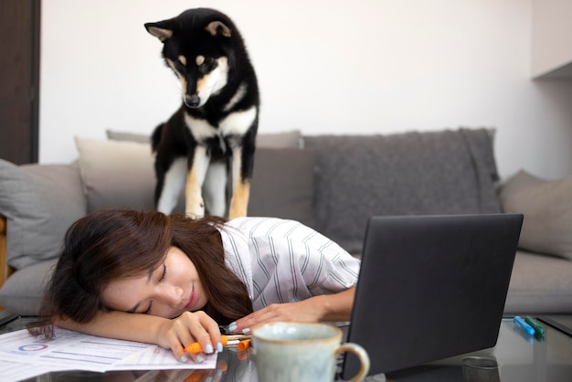 Foto gratuita perro de tiro medio sentado en mujer