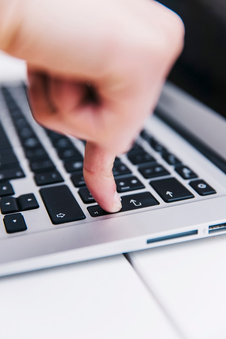 Photo Gratis person pressing enter key