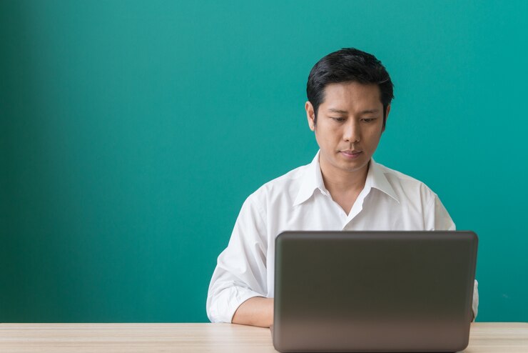 Photo Gratis person technology sitting caucasian computer