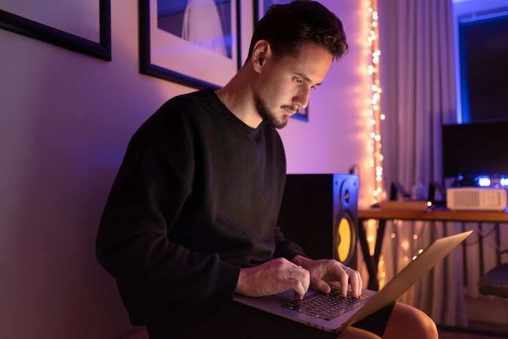 Foto gratuito persona adulta que trabaja tarde en la noche desde casa