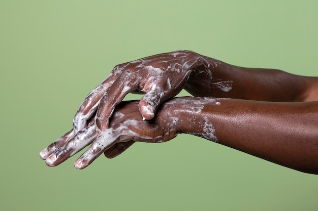 Persona africana lavándose las manos