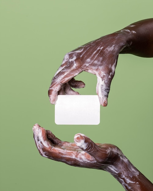 Foto gratuita persona africana lavándose las manos