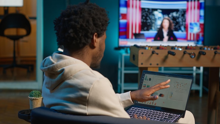 Foto gratuito persona afroamericana trabajando desde casa y comprobando datos estadísticos