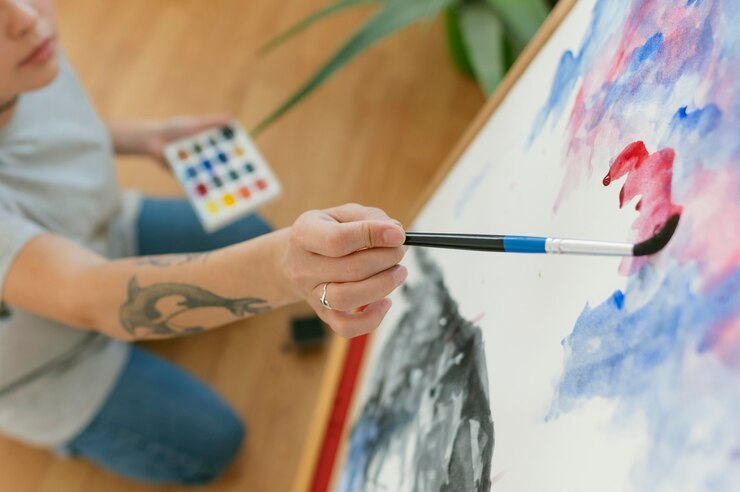 Foto gratuito persona de alta vista creando una pintura