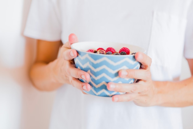 Foto gratuita persona anónima con comida saludable para el desayuno