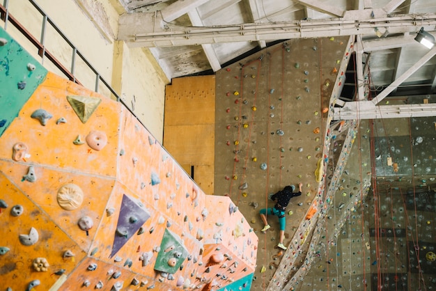 Persona anónima pared de escalada