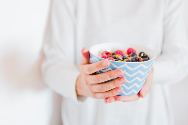 Persona anónima que muestra delicioso desayuno