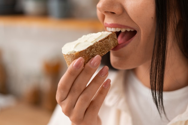 Persona autentica comiendo queso fresco