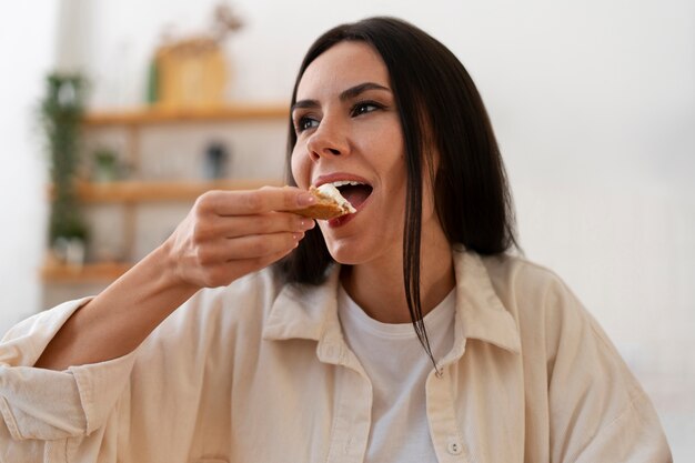 Persona autentica comiendo queso fresco