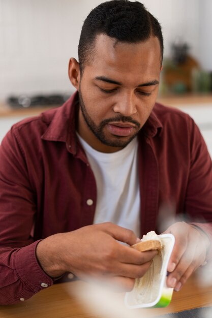 Persona autentica comiendo queso fresco