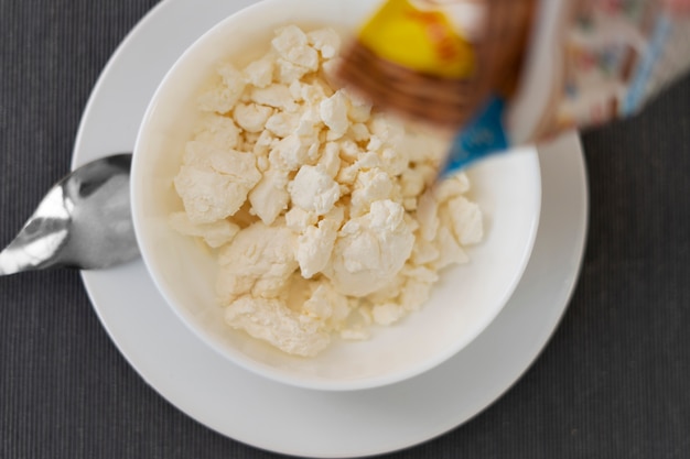 Persona autentica comiendo queso fresco