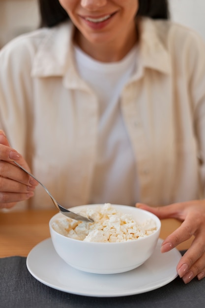 Persona autentica comiendo queso fresco