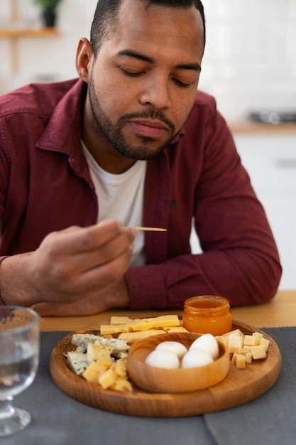 Persona autentica comiendo queso fresco