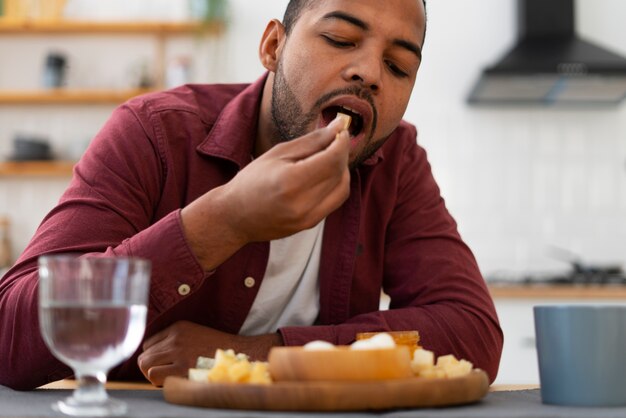 Persona autentica comiendo queso fresco