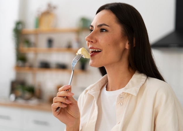 Persona autentica comiendo queso fresco