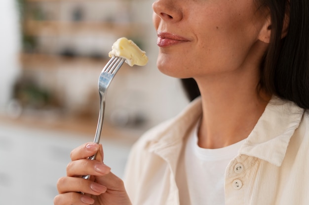 Persona autentica comiendo queso fresco