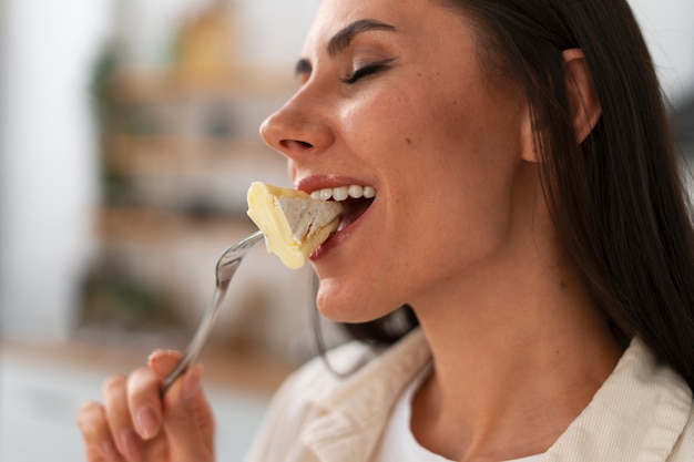 Persona autentica comiendo queso fresco