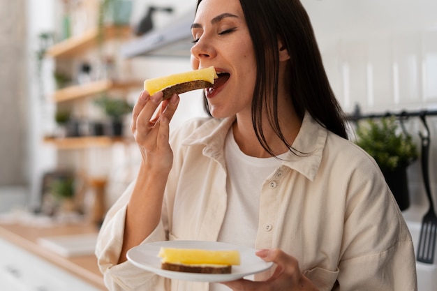 Foto gratuita persona autentica comiendo queso fresco