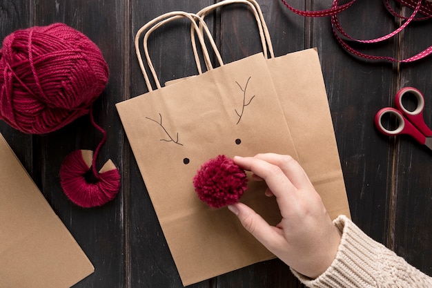 Foto gratuita persona con bolsa navideña festiva