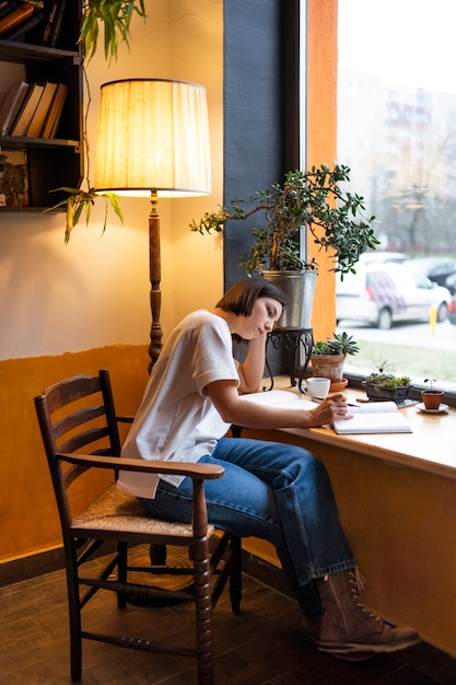 Persona en un café disfrutando de un libro