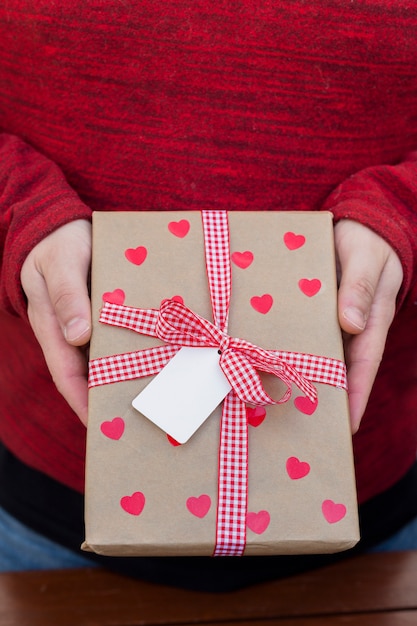 Persona con caja de regalo grande en las manos