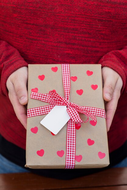 Persona con caja de regalo grande en las manos