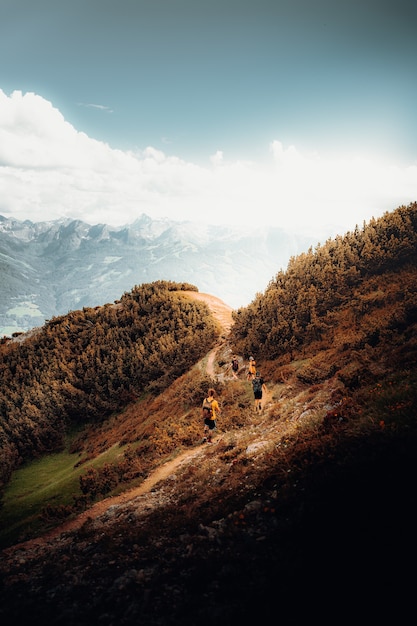 Foto gratuita persona caminando en el campo marrón durante el día