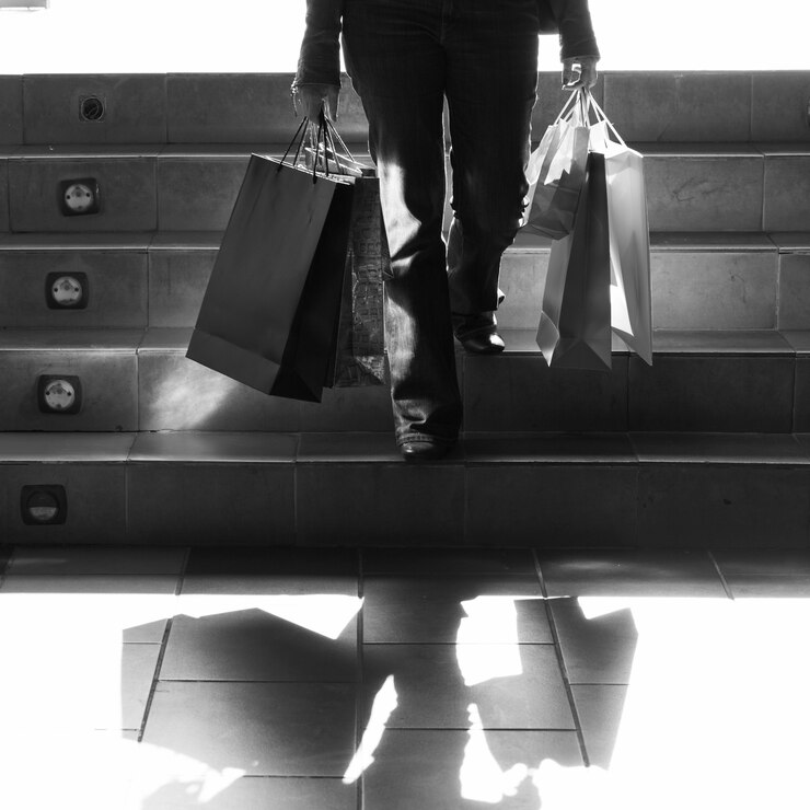 Foto gratuito persona caminando en las escaleras con bolsas de compras