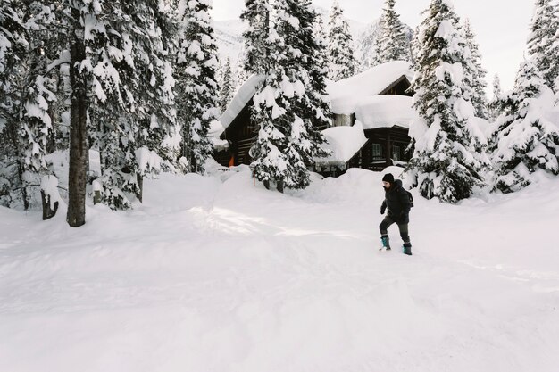 Persona caminando en la nieve