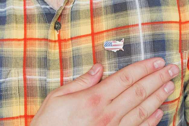 Persona en camisa colorida con mano sobre corazón