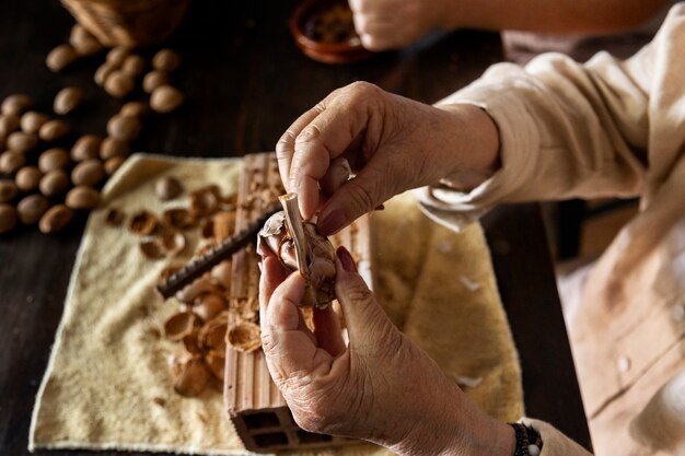 Persona cascando nueces en el campo