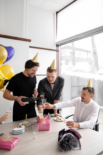 Persona celebrando un cumpleaños en la oficina