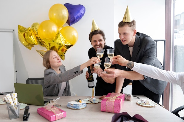 Persona celebrando un cumpleaños en la oficina