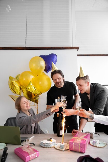 Persona celebrando un cumpleaños en la oficina