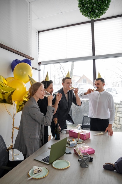 Foto gratuita persona celebrando un cumpleaños en la oficina