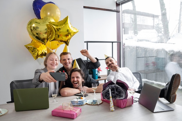 Persona celebrando un cumpleaños en la oficina