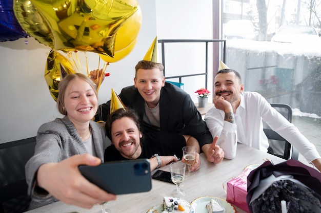 Persona celebrando un cumpleaños en la oficina