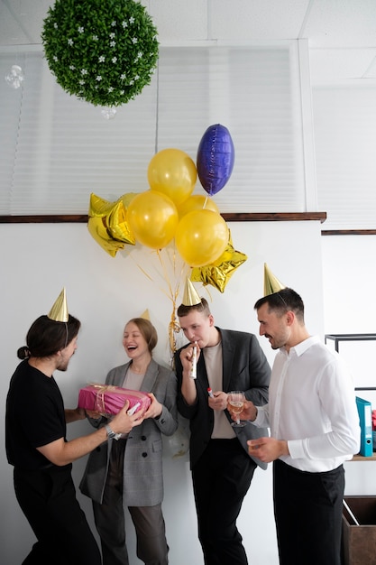 Foto gratuita persona celebrando un cumpleaños en la oficina