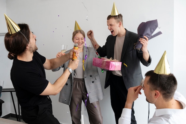 Persona celebrando un cumpleaños en la oficina