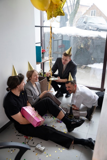Persona celebrando un cumpleaños en la oficina