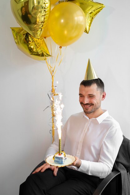 Persona celebrando un cumpleaños en la oficina