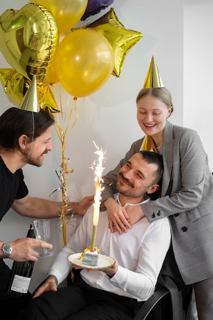 Persona celebrando un cumpleaños en la oficina
